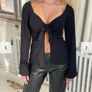 Designbysi - Så fin topp ifrån designbysi i svart färg