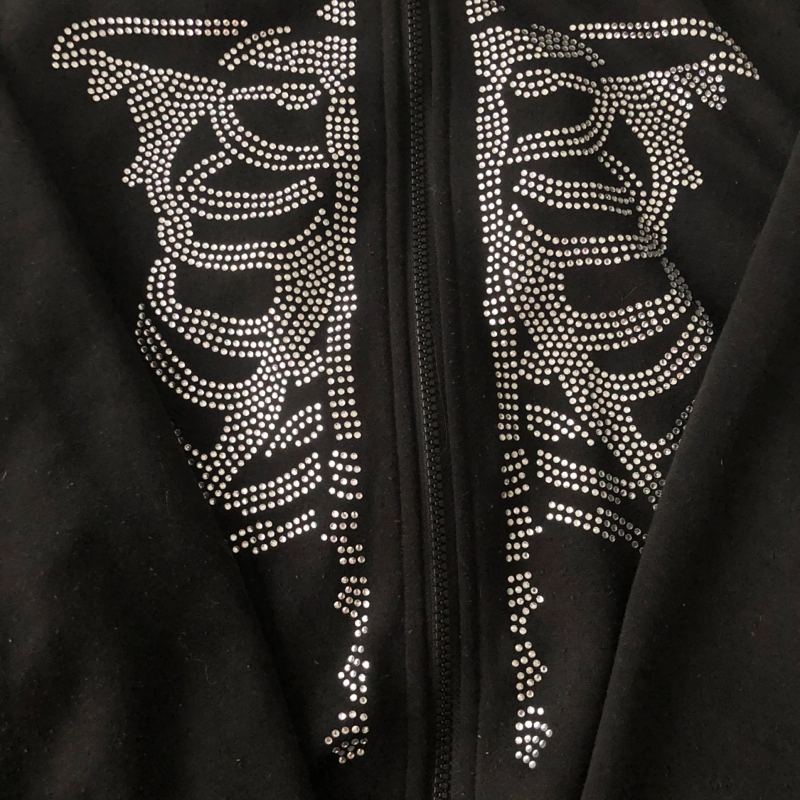 Svart hoodie med skelettmönster från Shein - 90