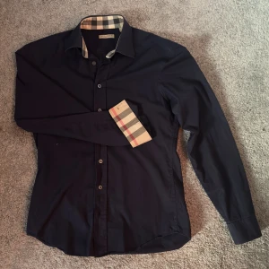 Burberry Skjorta - Burberry | Skjorta |  Storlek: S Mörk blå  Hör av dig vid fler frågor!
