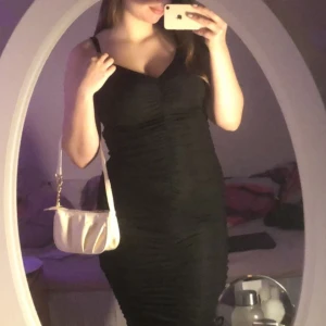 Ruched klänning Svart - Knappt använd, den är ruched på både framsidan och baksidan. Sitter åt på rätt ställen och framhäver kroppen mycket. 