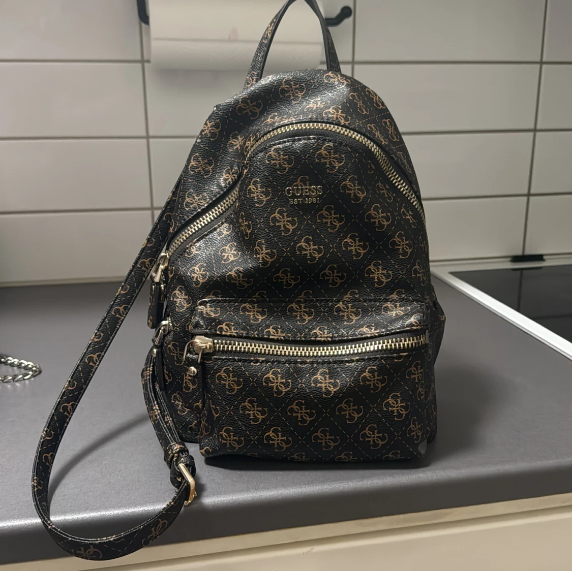 Säljer Guess väska!!!!