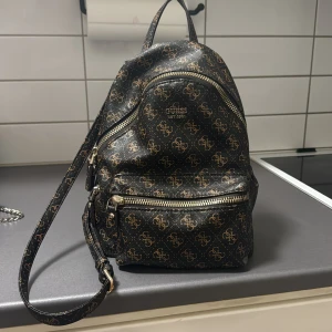 Säljer Guess väska!!!! - Väskan är i bra skick. Använt fåtalsgånger. Säljer pga. den inte kommit till användning. 