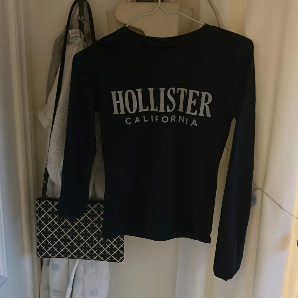 Säljer denna superfina hollister tröja som är köpt i butik för några år sedan💙💫 säljer pågrund av att den blivit för liten😫. Tröjor & Koftor.