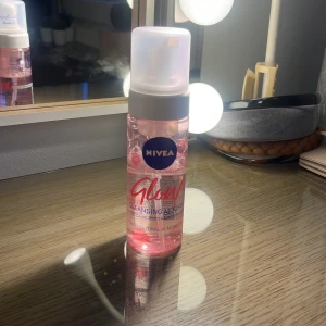 Cleansing Mousse - Säljer nu min Nivea Glow Cleansing Mousse💕nice att pumpa med och gör det den ska! Använder inte då jag köpt en annan💕150 ml, kvar finns lite mer än halva. Köpt på Kicks för 179kr💕