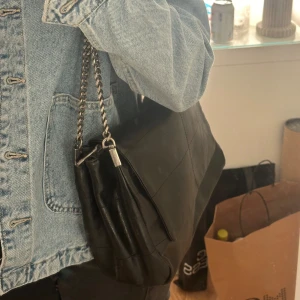 Zara väska - Säljer denna populära väska ifrån zara. Den har inga effekter och har används till och från i 1 år🩷nypris 399kr