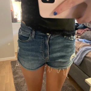 Lågmidjade jeans shorts! - Lågmidjade jeans shorts från h&m med slitningar, går att ha medelhög midja också, de är i gott skick