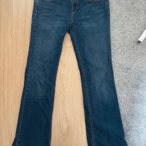 low waist bootcut jeans - köpte dessa på Vinted men jag säljer dom då dom inte passade mig bra. 