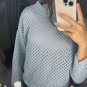 Blå tröja - En tröja med hål i från zara, bra skick 💕