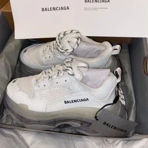 Helt nya oanvända balenciaga tripple S White  - Helt nytt skick, oanvönda. Storlek 38. Kvitto och certifikat finns, säljer pga. fel storlek.  Hör av er vid intresse☺️