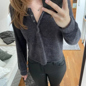 Mörkgrå stickad tröja - Säljer denna supermysiga mörkgrå stickade tröja från Hollister. Den är perfekt för höst och vinter Den är i nyskick och passar till allt! Materialet är lite ”fluffigt” som man kan se på sista bilden vilket gör den så mjuk💖