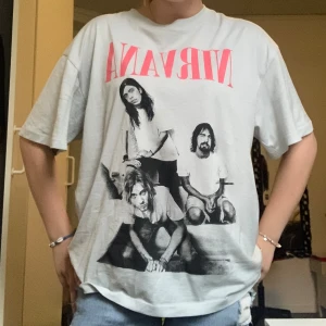 Nirvana T-shirt - En Nirvana T-shirt i storlek XS loose fit 🩵 Ursprungligen från Carlings och i bra skick.