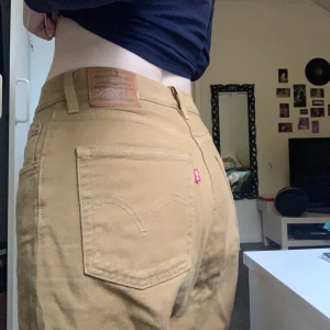 Levis byxor - Senapsgula Levis byxor i storlek 28. Nästan aldrig använda och i väldigt bra skick! 🧡