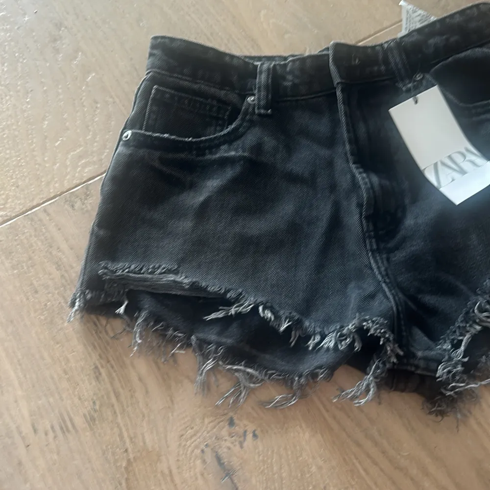 Trendiga zara shorts, nya med prislapp. Ordinariepris: 330kr. Shorts.