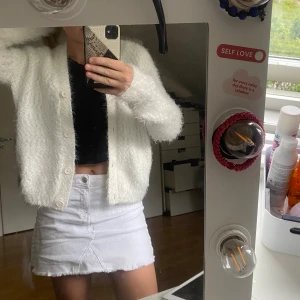 Mysig stickad tröja med knappar  - Vit jättemysig stickad tröja!! Så skön och jättesnygg😍😍