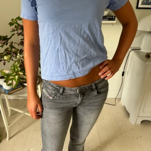 T-shirt  - Jöttefin T-shirt med lite detaljer över axlarna 