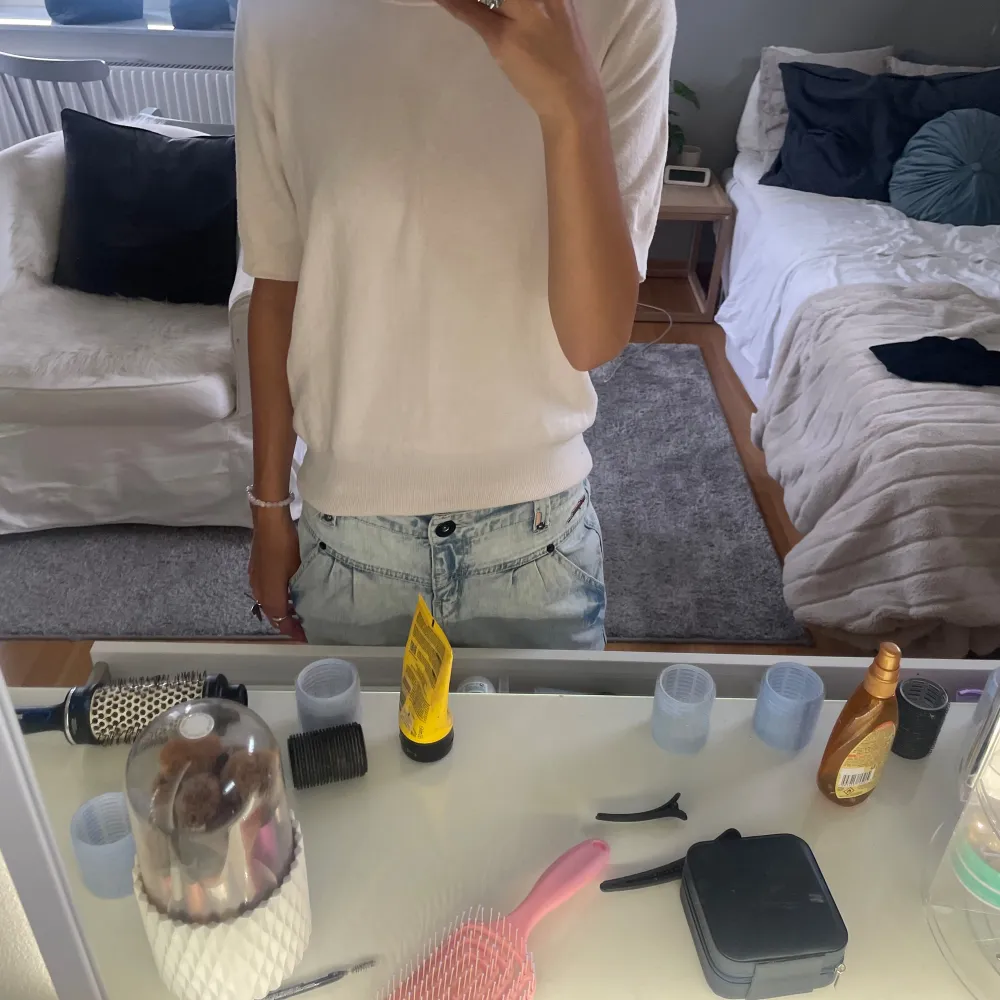 Säljer en vit stickad tröja från Zara i storlek S. Tröjan är kortärmad och har en normal passform. Perfekt för både vår och sommar! Den är i nyskick och väldigt bekväm att ha på sig. Passar bra till både jeans och kjol. 🌸. Neuletakit & Villapaidat.