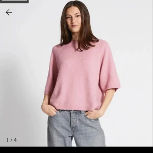 Rosa stickad trekvarts tröja - Säljer denna rosa stickade trekvartsärmade tröja från lager 157. Säljer pga att jag inte får någon användning av den då den är för stor. Pris kan diskuteras💕