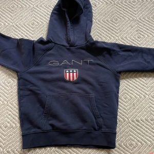 Två Gant hoodies  - Säljer dessa två navy blue hoodisarna från gant. Storlekar 170 och 146/152. Säljs för 200kr styck