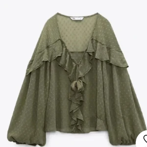 Fin Zara blus - Säljer denna fina gröna blus från Zara då den inte kommer till användning längre 💕😁😁inga defekter och som ny! Den säljs inte längre på hemsidan🙏 hör av vid frågor 