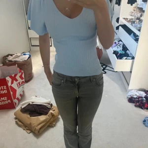 Söt t-shirt  - Jätte fin blå v ringad topp från zalando med en gullig rosett där bak. Oanvänd 