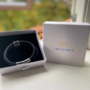 Elegant Skinn Armband Med Äkta Silver - Konfirmationspresent som jag aldrig kommer använda. Aldrig använt. Stilren och klassisk armband som passar till både vardags- och festkläder. Armbandet är tillverkat av högkvalitativt skinn och rostfritt stål, har en slät och polerad yta. 