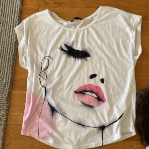 T-shirt  - Bra skick  Skriv för fler frågor 