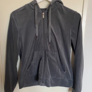 Hoodie - Grå hoodie från Gina Tricot i velour. Använd men i bra skick, inte lika göansig som nör den köptes, men inga andra anmärkningar. Storlek m, säljer då den inte används. Skriv vid frågor eller funderingar💕