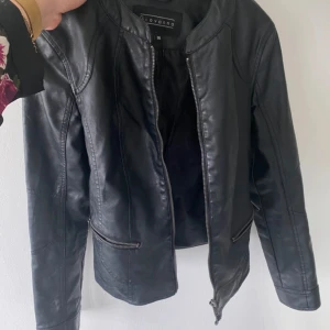 Skinnjacka Giovanna - Superfin skinnjacka som är sååå inne just nu! Från Giovanna. Är i storlek S men skulle säga att det även passar en M☺️