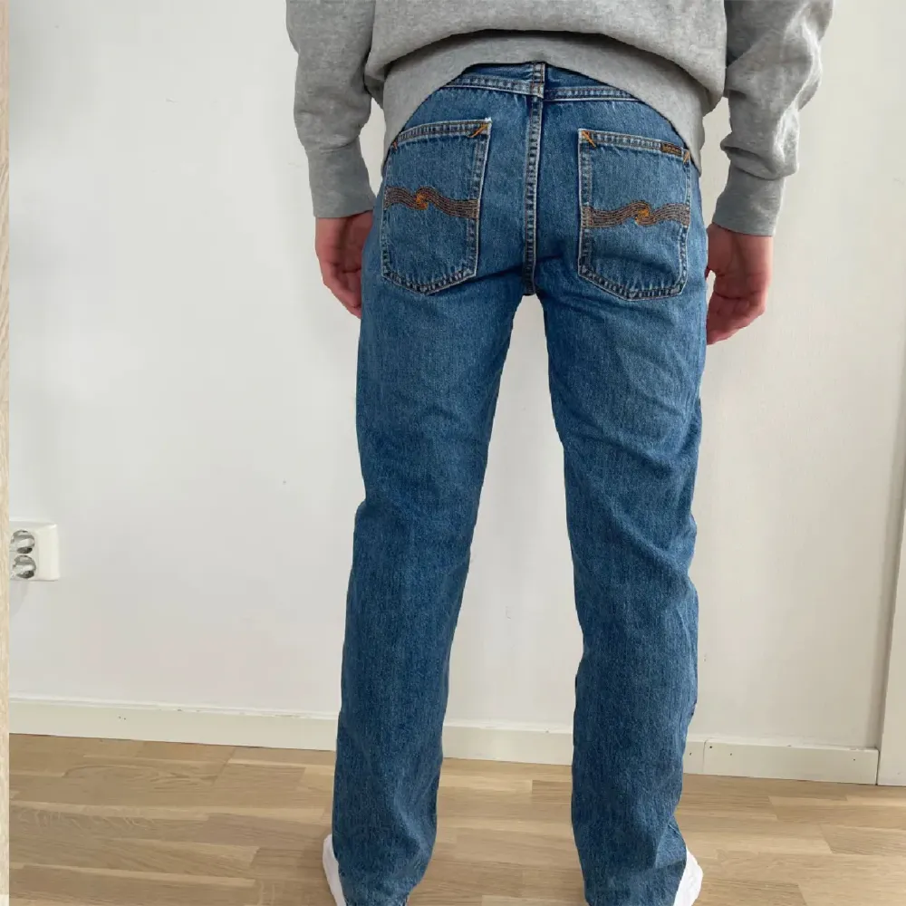 Säljer ett par klassiska blå jeans. De är i bra skick och har en snygg, enkel design med fem fickor och dragkedja. Perfekta för vardagsbruk och kan matchas med nästan vad som helst. Passformen är normal och de är väldigt bekväma att ha på sig.. Jeans & Byxor.