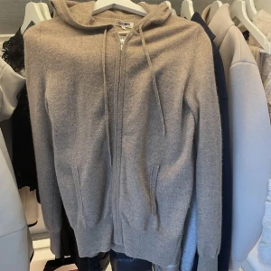 Soft goat zip hoodie - Säljer nu min soft goat zip Hoodie som är i ny skick!💕 så fin men används vara inte längre 