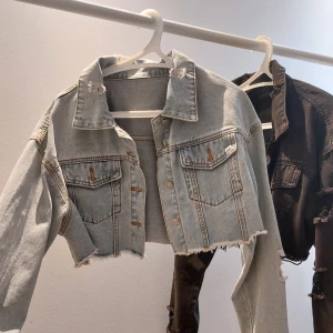 Jeansjacka - Säljer dessa två jeansjackor som är kroppade och lite baggy 150 kr st 250 för båda🖤🩶