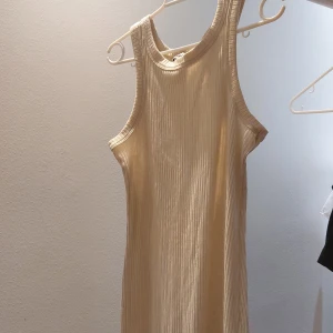 Lång klänning - Säljer denna långa krämvita/beiga klänningen då den inte kommer till användning (skriv för fler bilder på längden)🫶🏼