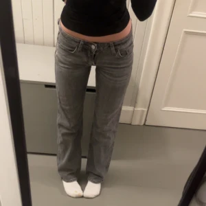 Gråa low waist/ lågmidjade jeans 🩶 - Strl 23/30 å passar mig bra som är 160. Nypris 590kr å säljer endast för att de är lite tajta, Har används sparsamt och har inga defekter. Färgen säljs tyvärr inte längre men modellen är slutsåld i många storlekar och färger online 💞 