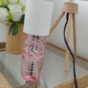 Sol de Janeiro 68 - Lite mindre än halva flaskan kvar och det är den största storleken. Orginal pris 449.pris kan diskuteras vid snabba affärer. Kan också bytas mot annan sort. Ungefär 1/3 kvar  