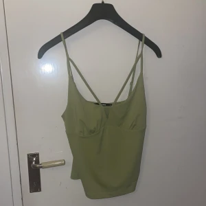 Grönt linne - Nästan oanvänt grönt linne, perfekt till sommaren💚 Storlek M