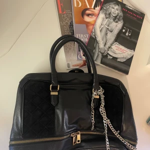 snygg svart väska med guld detaljer💋⚡️ - Väldigt gossip girl väska perfekt som skolväska, min MacBook får plats så mycket plats🖤💋⚡️ Kedjan ingår inte!!!