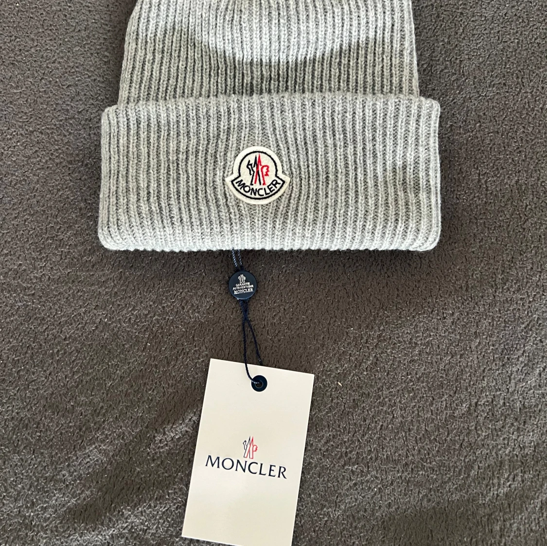 Grå ribbad mössa från Moncler - 90