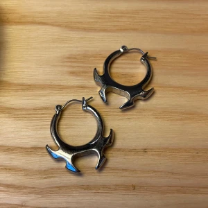 Grunge örhängen - Från weekday! Knappast använt. Inte helt säker men har för mig att de är gjorda av zink. 