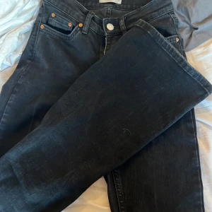 Svarta jeans - Säljer ett par svarta jeans. De är i bra skick och har en klassisk design med två fickor där bak och knappgylf. Perfekta för vardagsbruk och kan matchas med nästan vad som helst. Passar både till skola och fritid. De har använts en gång, jag säljer dem eftersom att de är för små! 🩷