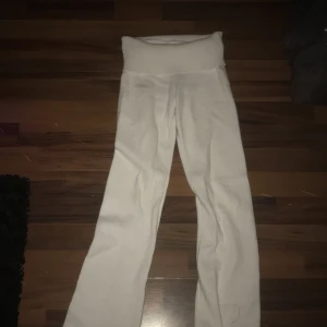 Vita gina tricot byxor - 40 grader när du tvättar väldigt skön material, formar kroppen perfekt storlek xxs  !!Den har inga fläckar eller så den är som ny!!
