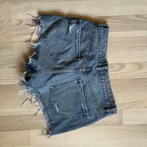 Lågmidjade jeansshorts  - För små för mig, från zara🫶🏻 skriv för mått eller andra funderingar 💖💖