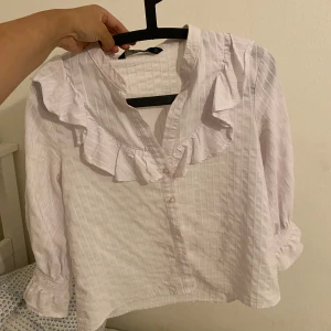 Vit skjorta  - Bra skick, använd. Volanger. Storlek Xs passar dock S med