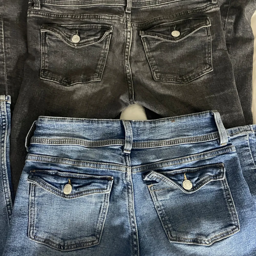 Säljer mina lågmidjade jeans från Gina. Säljer de då jag inte använder de så mycket, de blåa har jag inte använt så mycket. Det svarta har jag använt ganska mycket, slitage på de svarta jeansen på bild 4. Skriv om ni har frågor💕 pris kan diskuteras!😊. Jeans & Byxor.