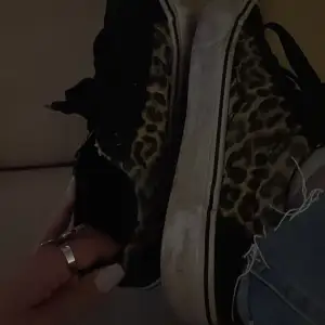 Svarta och leopard skor i storlek 37! :) fint skick men går att putsa till säljer då de är liteee för stora så de inte riktigt kommer till andvändning! Skriv vid frågor skit snygga till allt! 🐆 