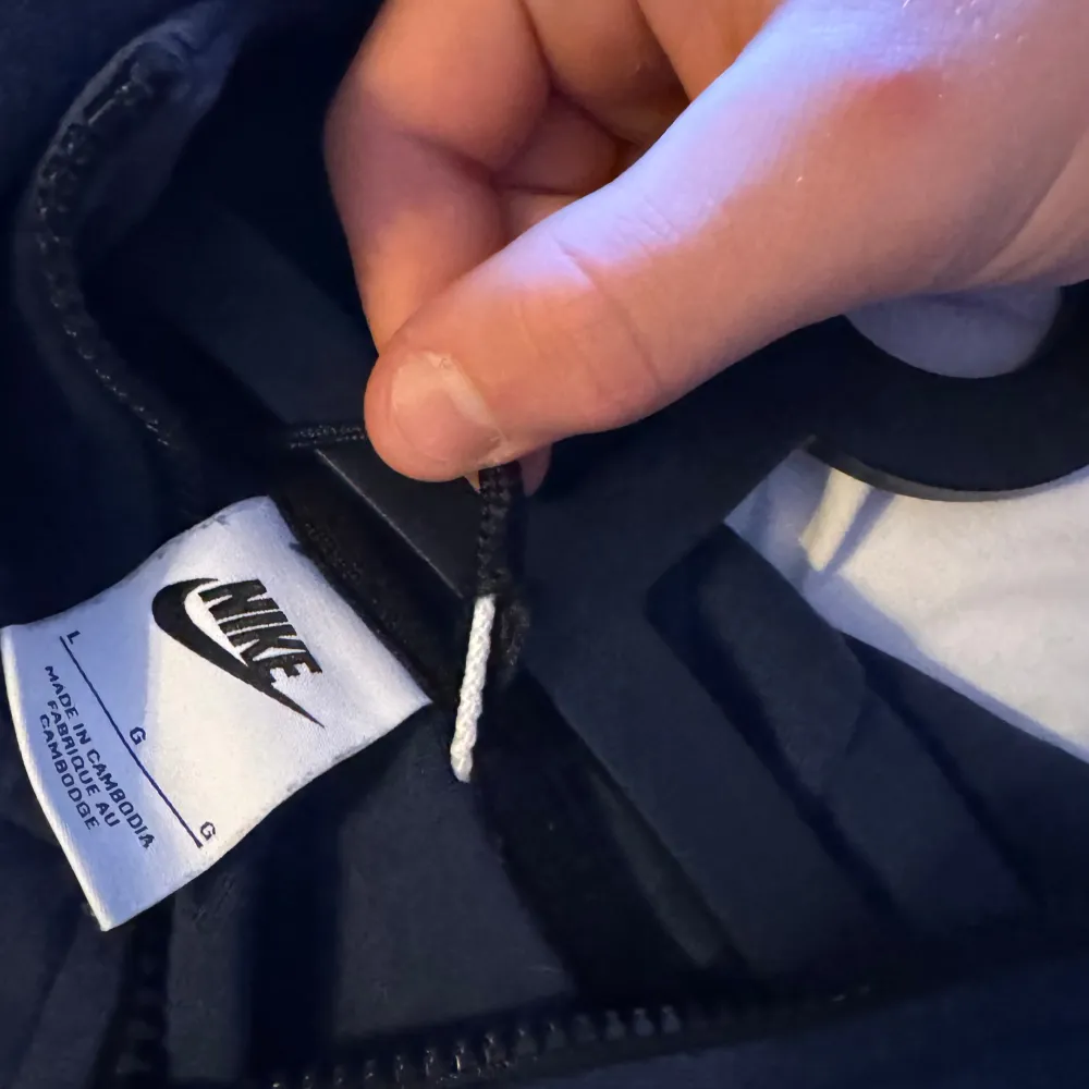 Jag säljer min mörk blåa Nike tech fleece som jag använt några gånger, skicket är bra förutom att saken man hänger upp tröjan med är lite trasig men den funkar . Tröjor & Koftor.