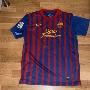 Fc Barcelona tröja 2011/2012 Alexis Sanchez  - Säljer en FC Barcelona tröja, mer info om den i titeln! Tröjan är i toppskick och är storlek L men kan nog även passa M, skriv privat för frågor osv.