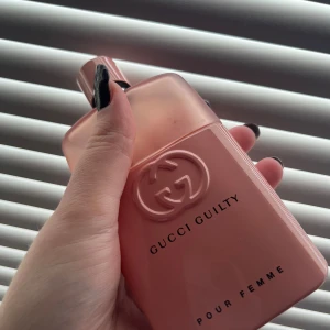 Parfym - Gucci Guilty Pour femme (love edition) 90ML Ord pris: 1899kr (säljs inte längre i butik) och använd Cirka 60ML kvar