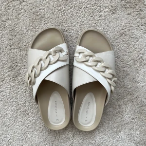 Tofflor - Tofflor storlek 38. Endast använda ett par gånger. Har dock två små fläckar på ena skon men de syns knappt. (Se sista bild). Annars ser de helt nya ut.