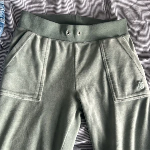 juicy byxor  - säljer detta juicy byxor, har tyvärr inget snöre🥰 men ser ut som vanligt annars använt ett par gånger men kommer inte komma till användning längre skriv för mer info eller bilder 🤍