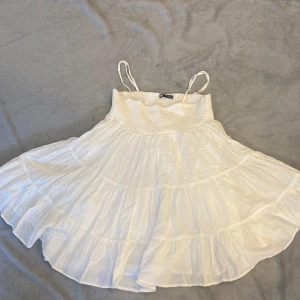 Vitt klänning  - Använd ca 4 ggr 